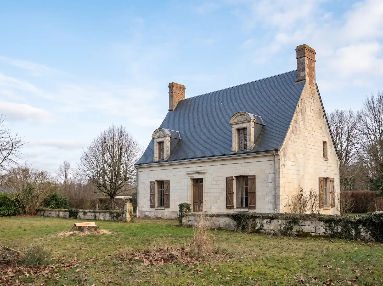 Après : pin abattu, il ne reste qu’une souche coupée à ras dans la pelouse, devant la maison en tuffeau
